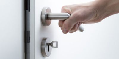 Ist es wirklich ein Qualitätsmerkmal, wenn die Türfalle nur durch herziehen  der Tür und gleichzeitigen drehen des Schlüssels aus dem Schließblech  gezogen werden kann? : r/Austria